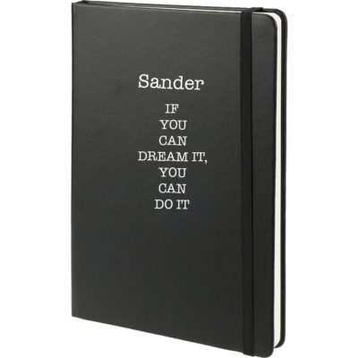 Notitieboek met quote en naam heeft een luxe lederlook kaft en maar liefst 240 gelinieerde pagina’s. Notitieboek heeft een leeslint en sluitelastiek.