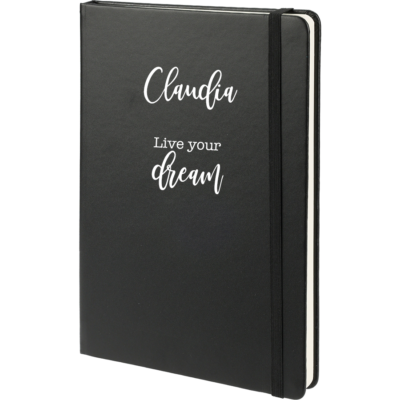 Notitieboek met quote en naam heeft een luxe lederlook kaft en maar liefst 240 gelinieerde pagina’s. Notitieboek heeft een leeslint en sluitelastiek.