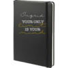 Notitieboek met quote en naam heeft een luxe lederlook kaft en maar liefst 240 gelinieerde pagina’s. Notitieboek heeft een leeslint en sluitelastiek.