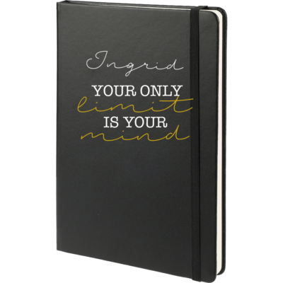 Notitieboek met quote en naam heeft een luxe lederlook kaft en maar liefst 240 gelinieerde pagina’s. Notitieboek heeft een leeslint en sluitelastiek.