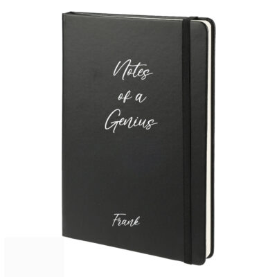 Notitieboek met quote en naam heeft een luxe lederlook kaft en maar liefst 240 gelinieerde pagina’s. Notitieboek heeft een leeslint en sluitelastiek.