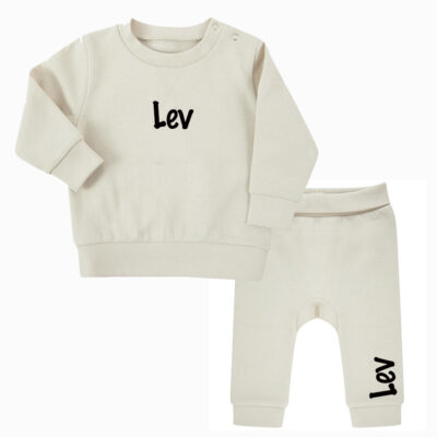 light stone chillpakje, bestaande uit een top met ronde hals en drukknoopjes en broek met elastiek onderaan de broekspijpen en een elastische tailleband. De top en broekspijp is voorzien van een naam.