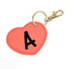 Lederlook sleutelhanger roze in hartvorm met initiaal