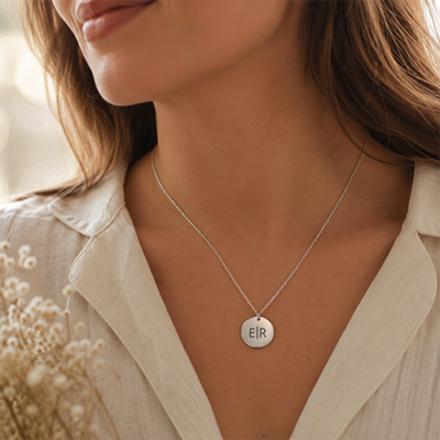 Ketting met ronde hanger en 2 initialen - graveren - diverse soorten